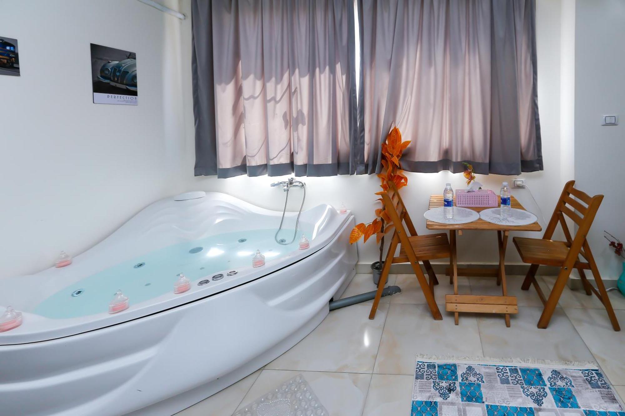 Hotel Luxury Panoramic Pyramids & Jacuzzi Caïro