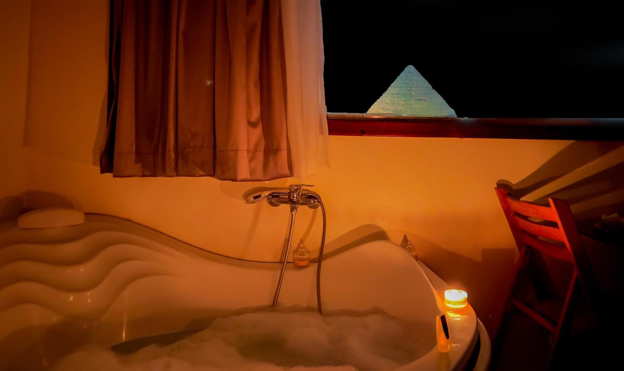 Hotel Luxury Panoramic Pyramids & Jacuzzi
