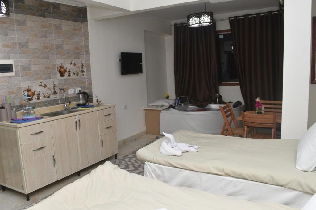 Luxury Panoramic Pyramids & Jacuzzi