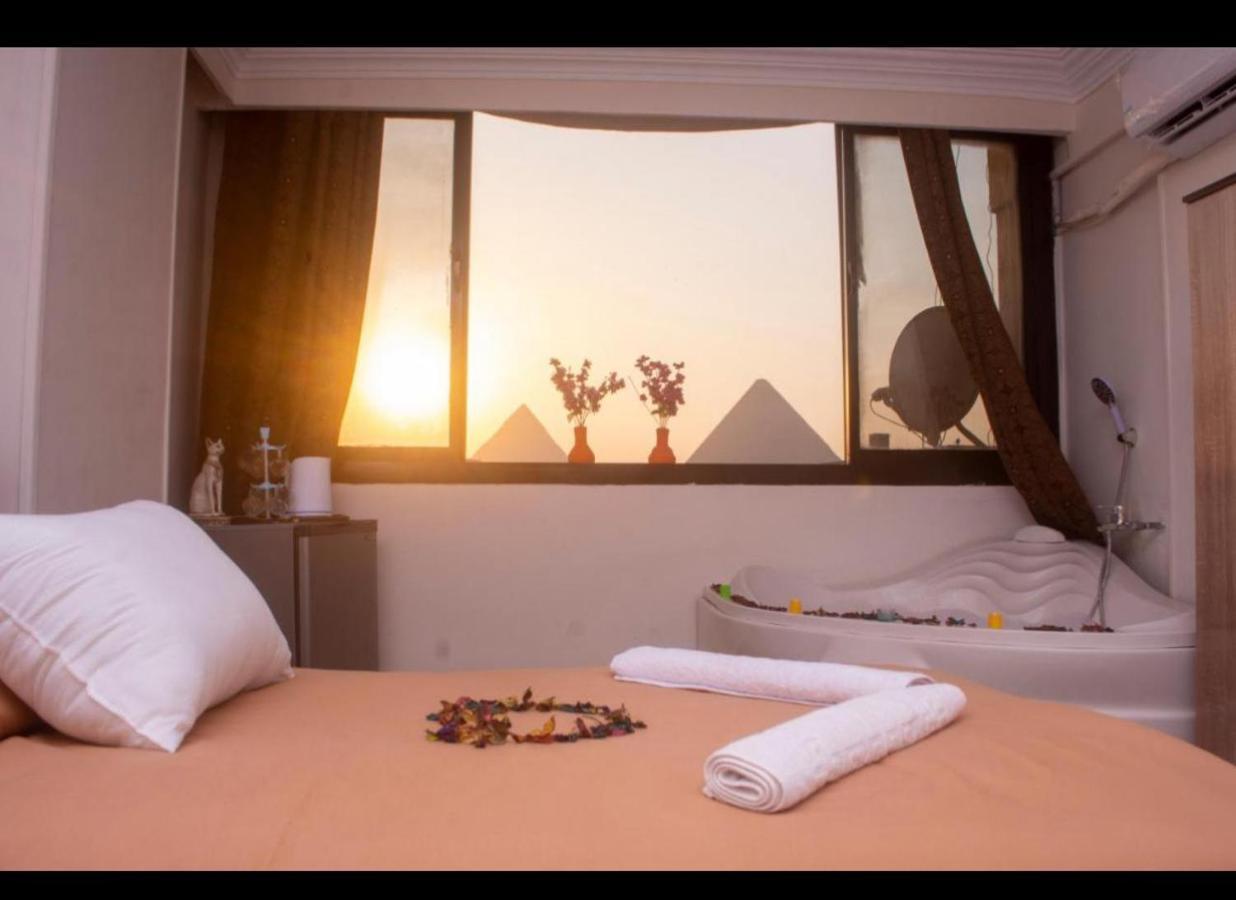 Luxury Panoramic Pyramids & Jacuzzi
