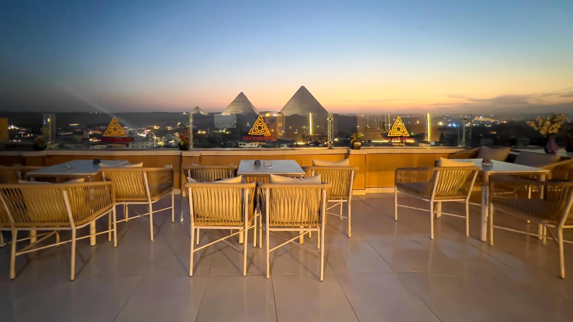 Hotel Luxury Panoramic Pyramids & Jacuzzi