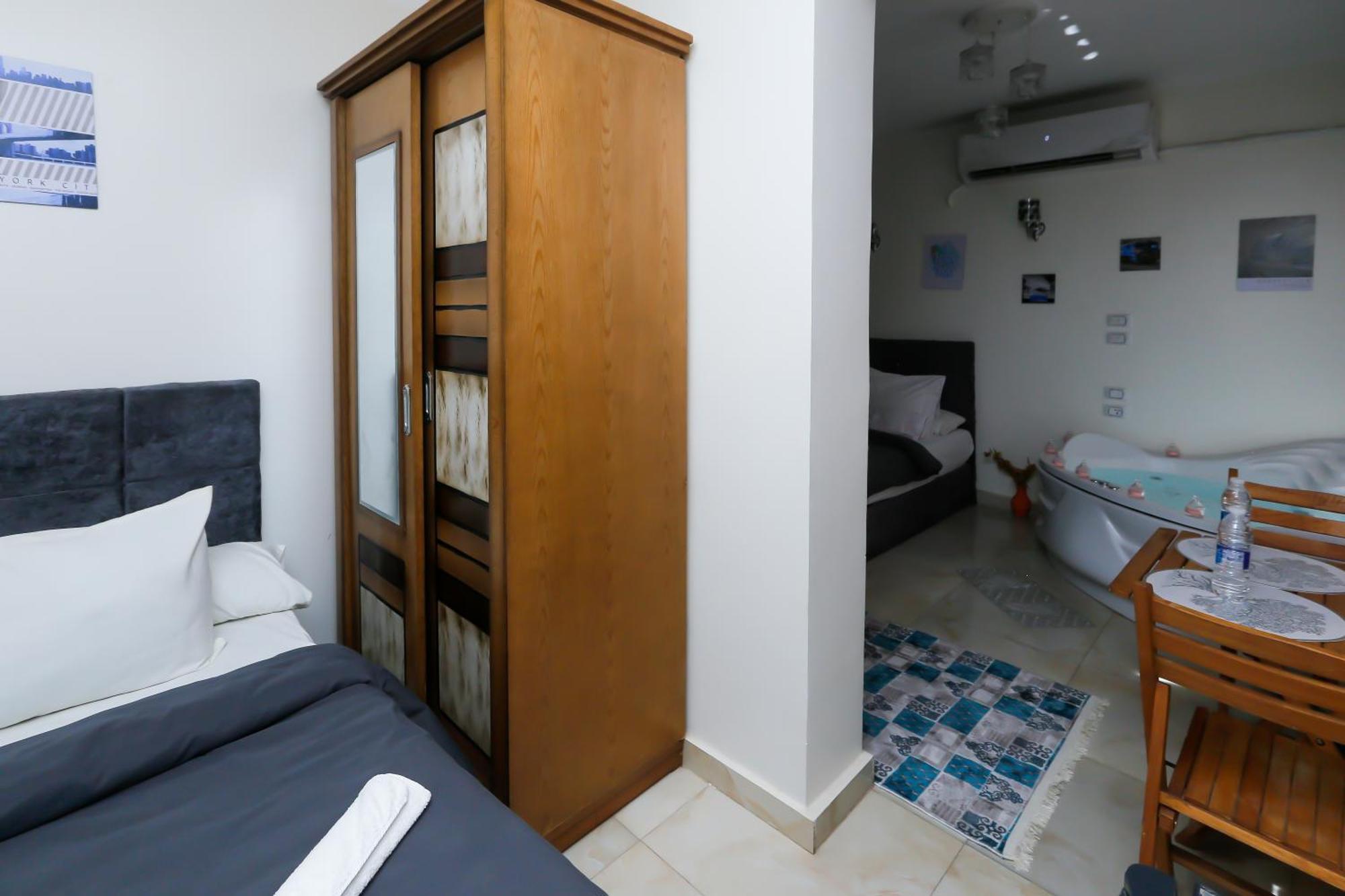 Luxury Panoramic Pyramids & Jacuzzi 3*