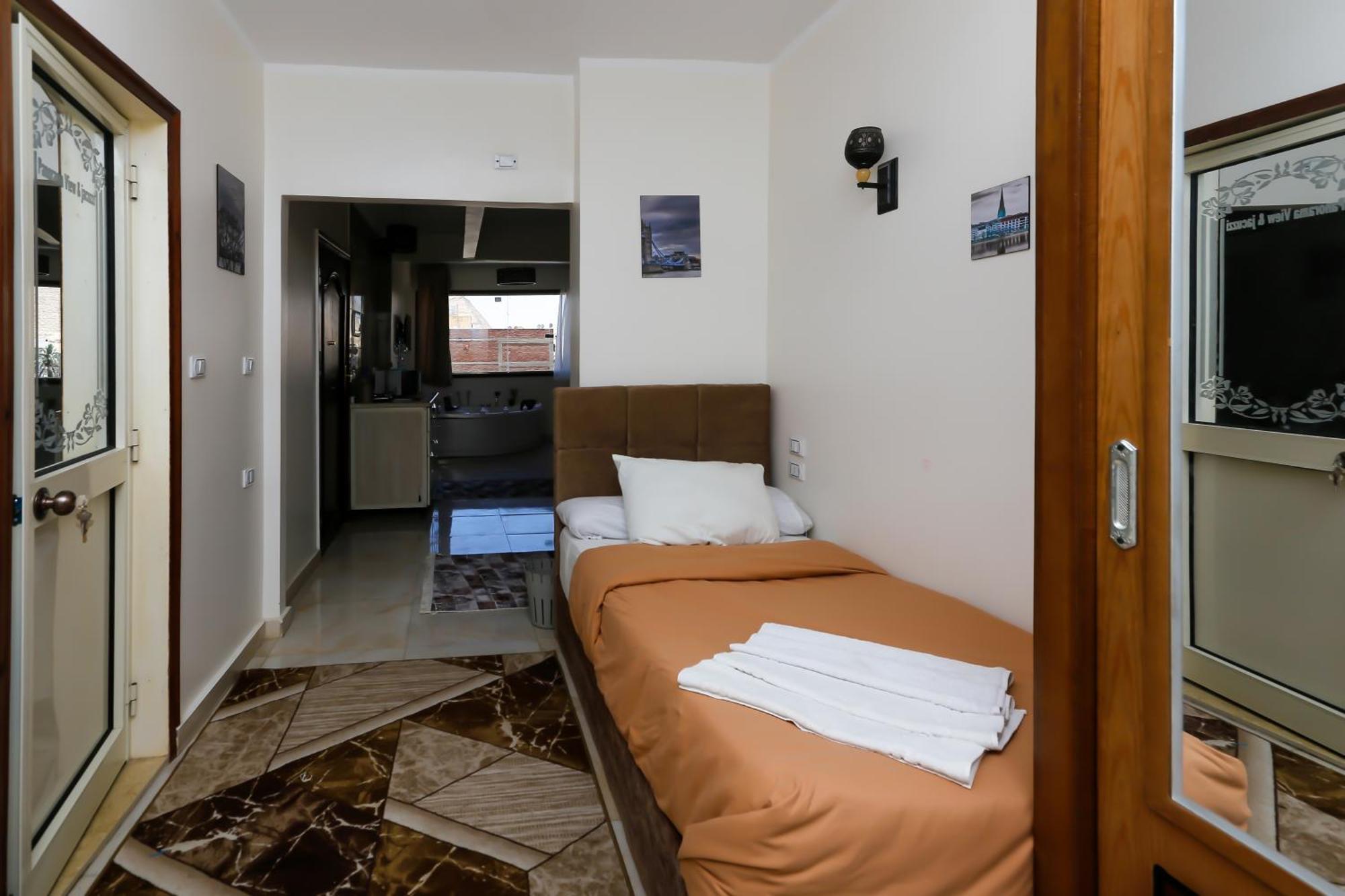 Luxury Panoramic Pyramids & Jacuzzi Hotel Cairo